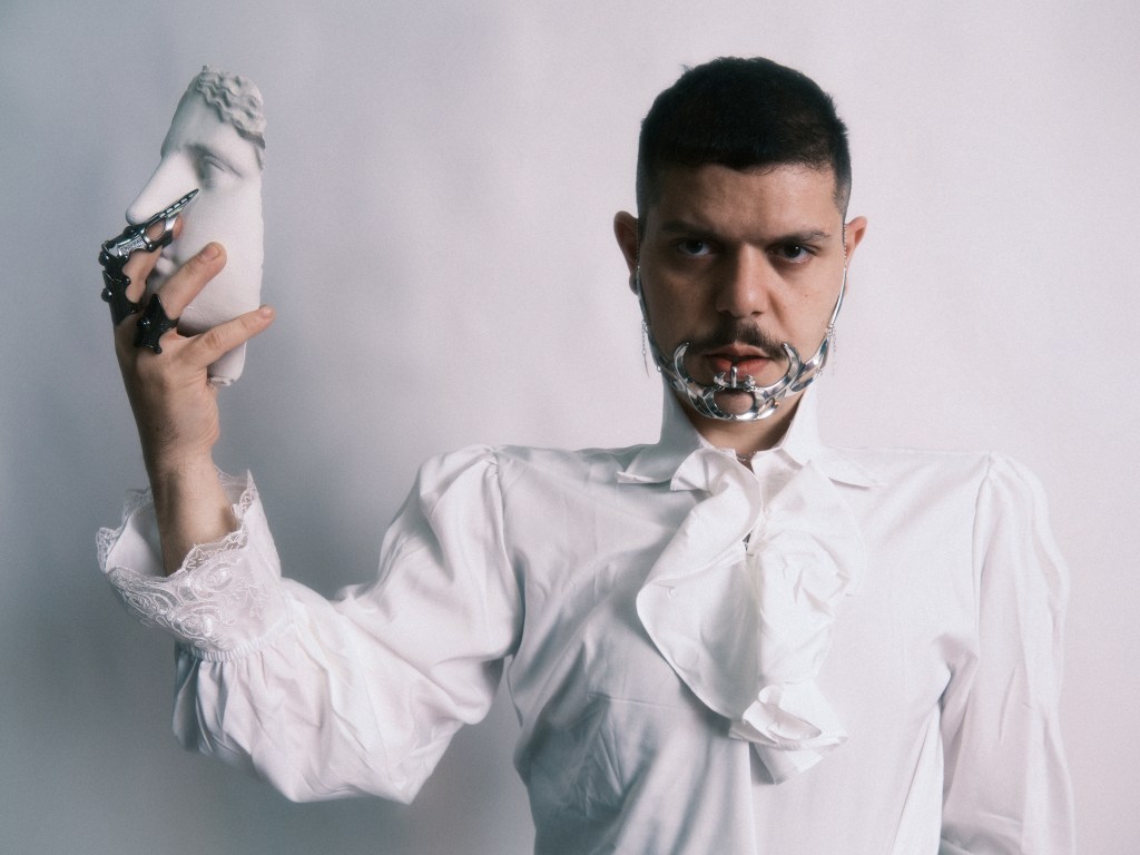 Il viaggio di un “elettro-cantautore”: intervista a Giovanni&nbsp;Conelli